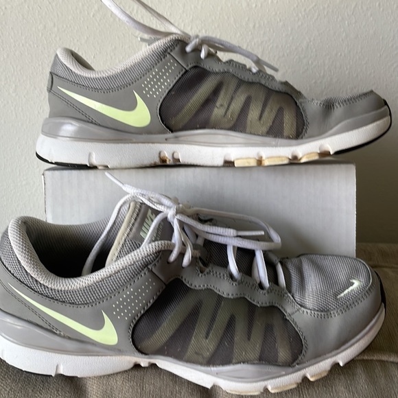 Nike sneakers size 9.5  used - Picture 2 of 11